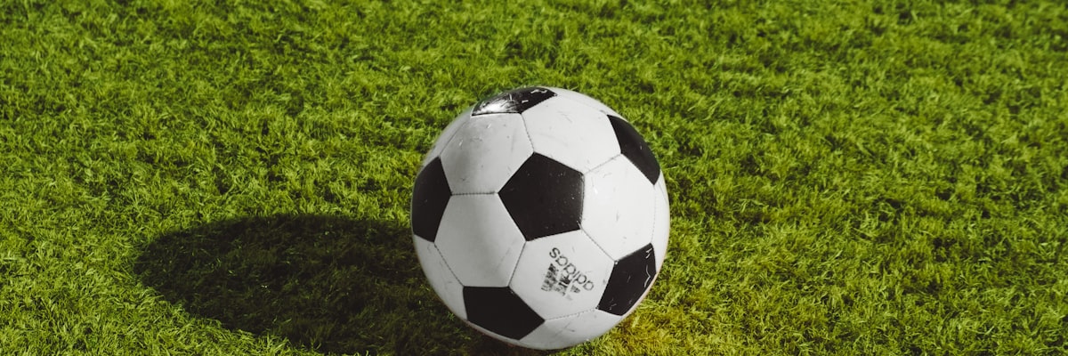 足球运动员在绿茵场上激烈拼抢的精彩瞬间