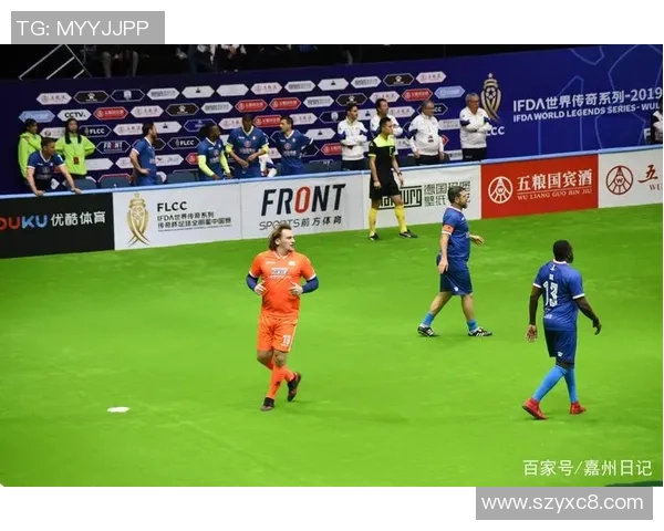 足球巨星璀璨星光汇聚 海报展示世界足坛传奇人物的精彩瞬间