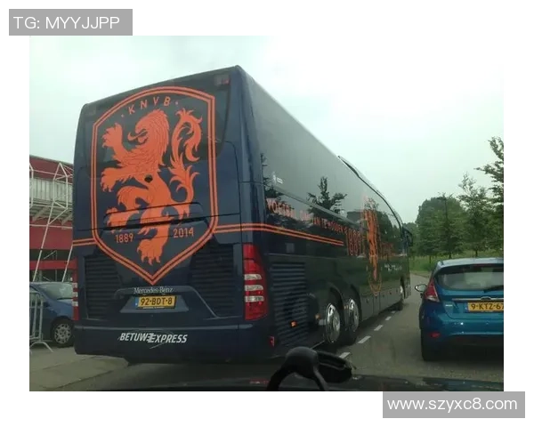 足球球星大巴车下车穿搭解析 展现球场外时尚魅力与个人风格